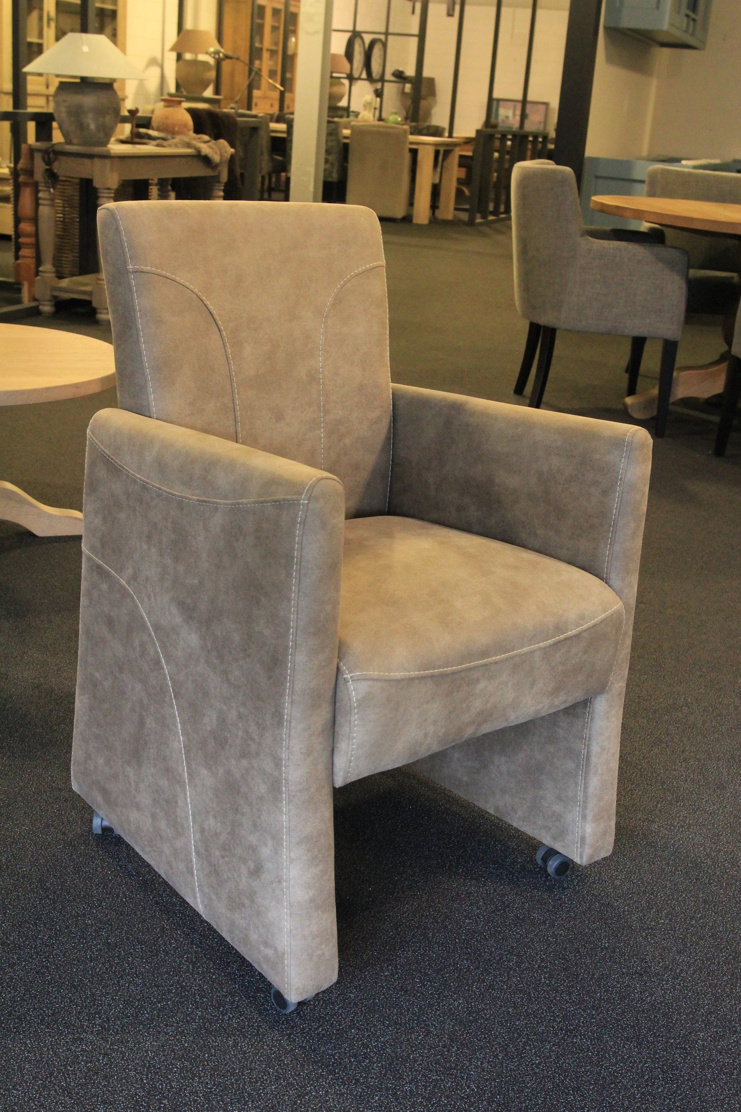 Eetkamerstoelen Senna met armleuning en wieltjes 6 stuks afhaalprijs