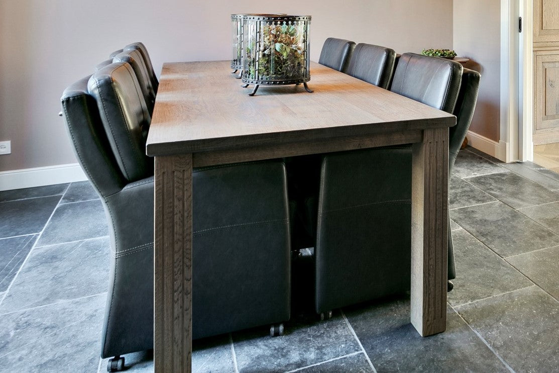 Massief eiken eettafel met blokpoot