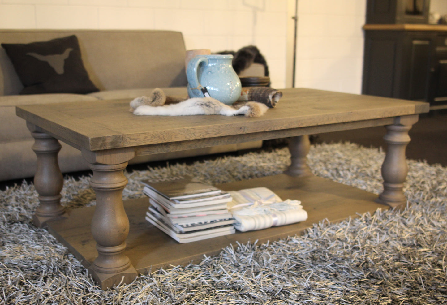 Eiken salontafel met onderblad balusterpoten