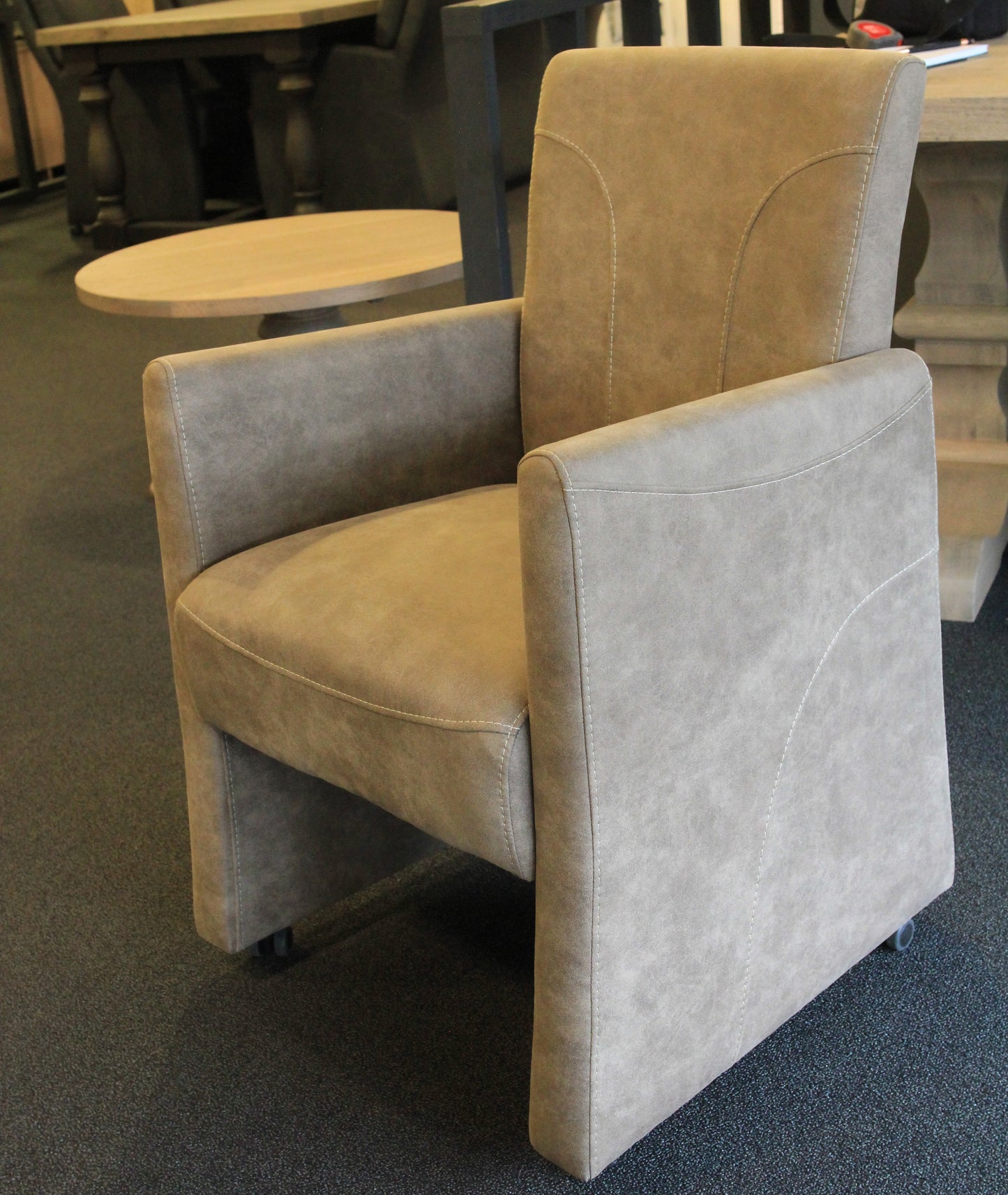 Eetkamerstoelen Senna met armleuning en wieltjes 6 stuks afhaalprijs