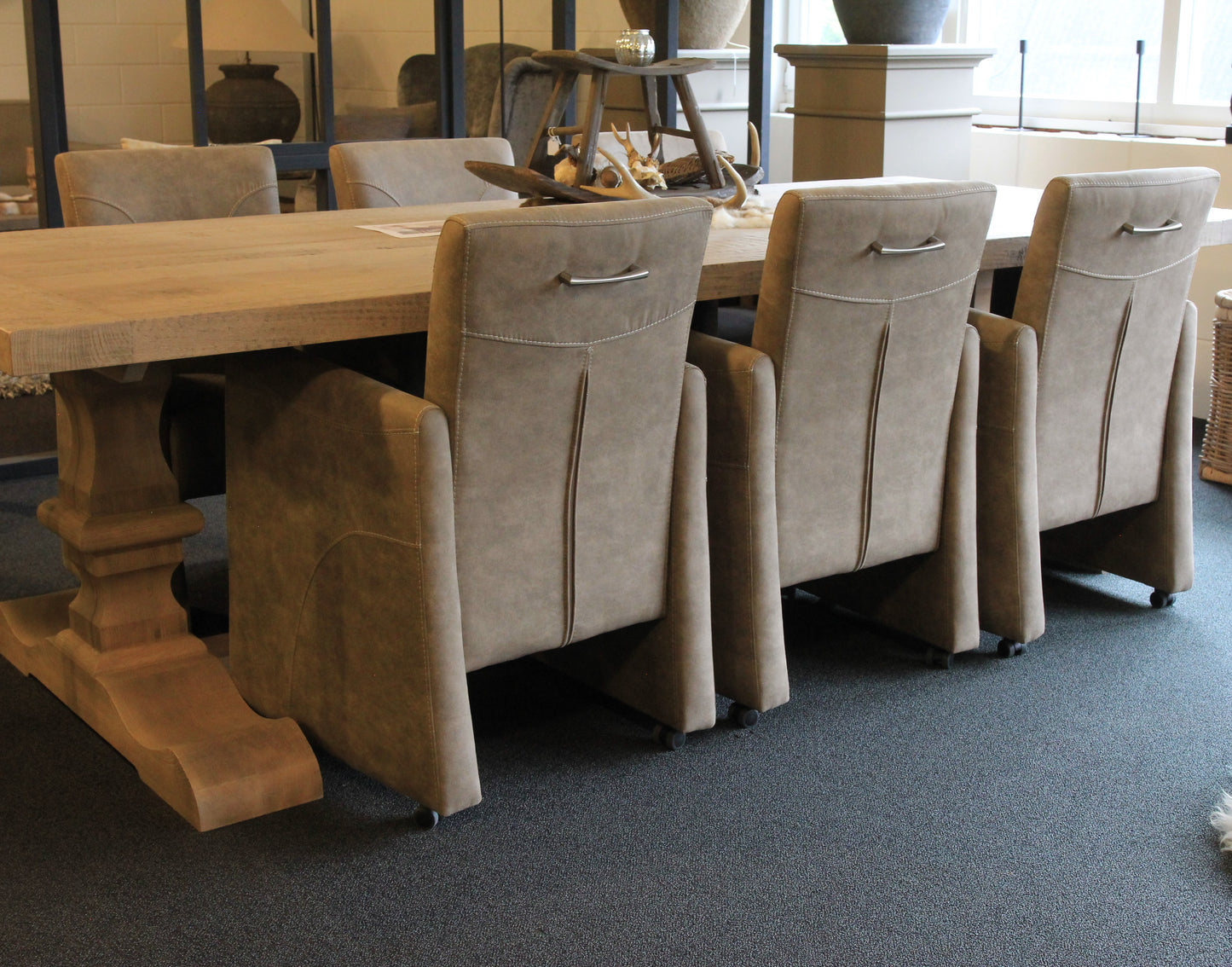 Eetkamerstoelen Senna met armleuning en wieltjes 6 stuks afhaalprijs