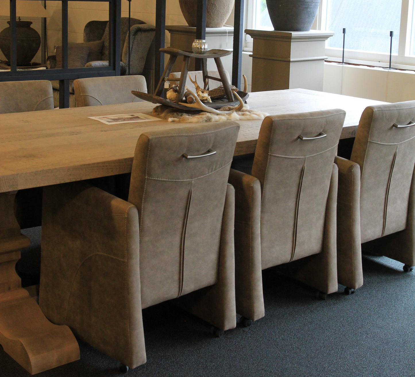 Eetkamerstoelen Senna met armleuning en wieltjes 6 stuks afhaalprijs