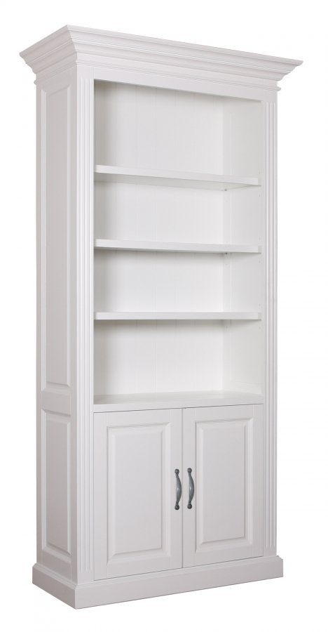 landelijke witte boekenkast met deuren