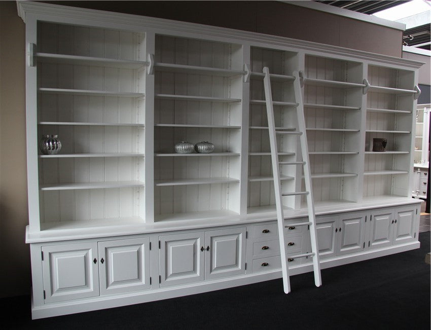 Landelijke witte boekenkast op maat met ladder
